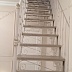 Белая кованая лестница с забежными ступенями Код: КЛ-20/66