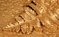 Изогнутая лестница с коваными золотыми перилами Код: ЛП-010/27