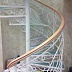 Белая металлическая винтовая лестница со стеклянными ступенями Код: КВЛ-14/68