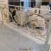 Мраморная лестница с кованым золотым узором на перилах Код: ЛП-20/125