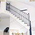 Черные перила из кованых балясин для белой лестницы в квартире Код: ЛП-0118/69